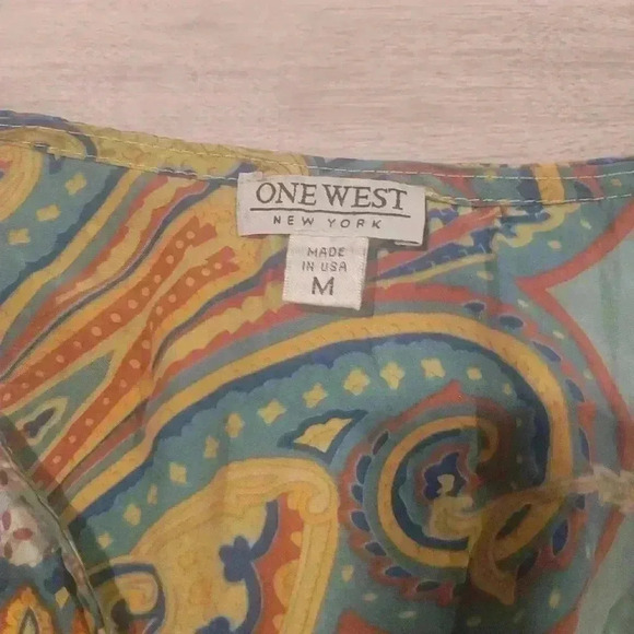 One West New York Colorful Blouse Size Medium Deep V Kimono Sleeve 100% SILK - Picture 7 of 8